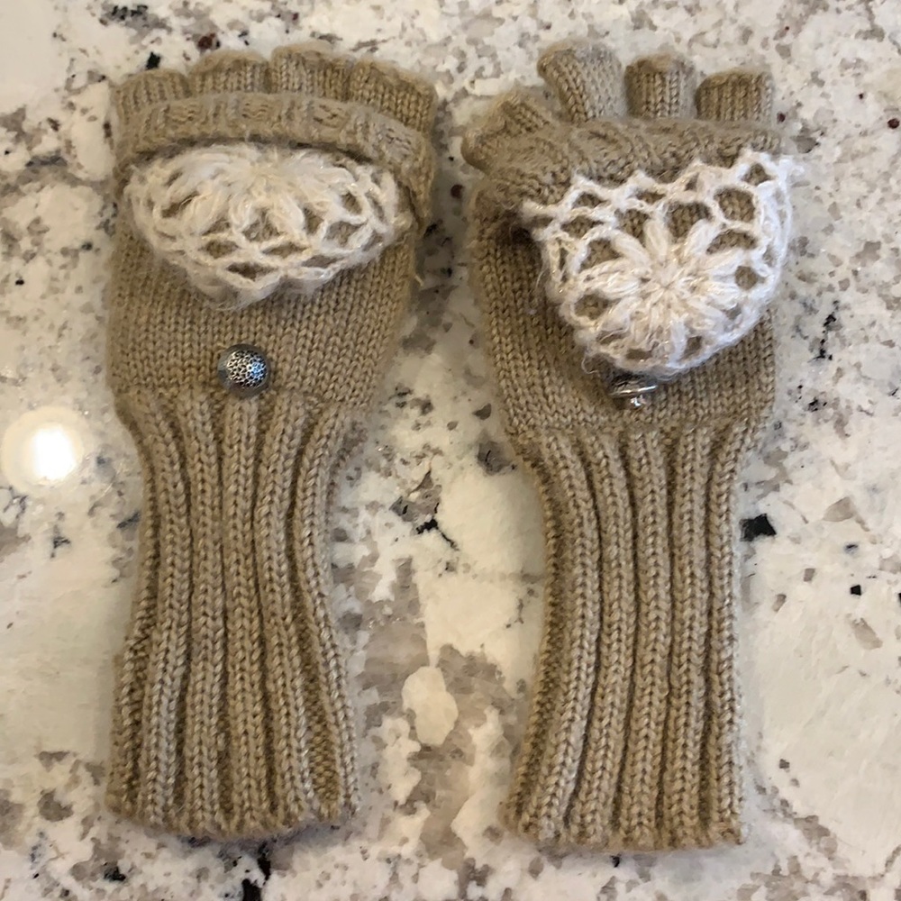 Icing beige mittens